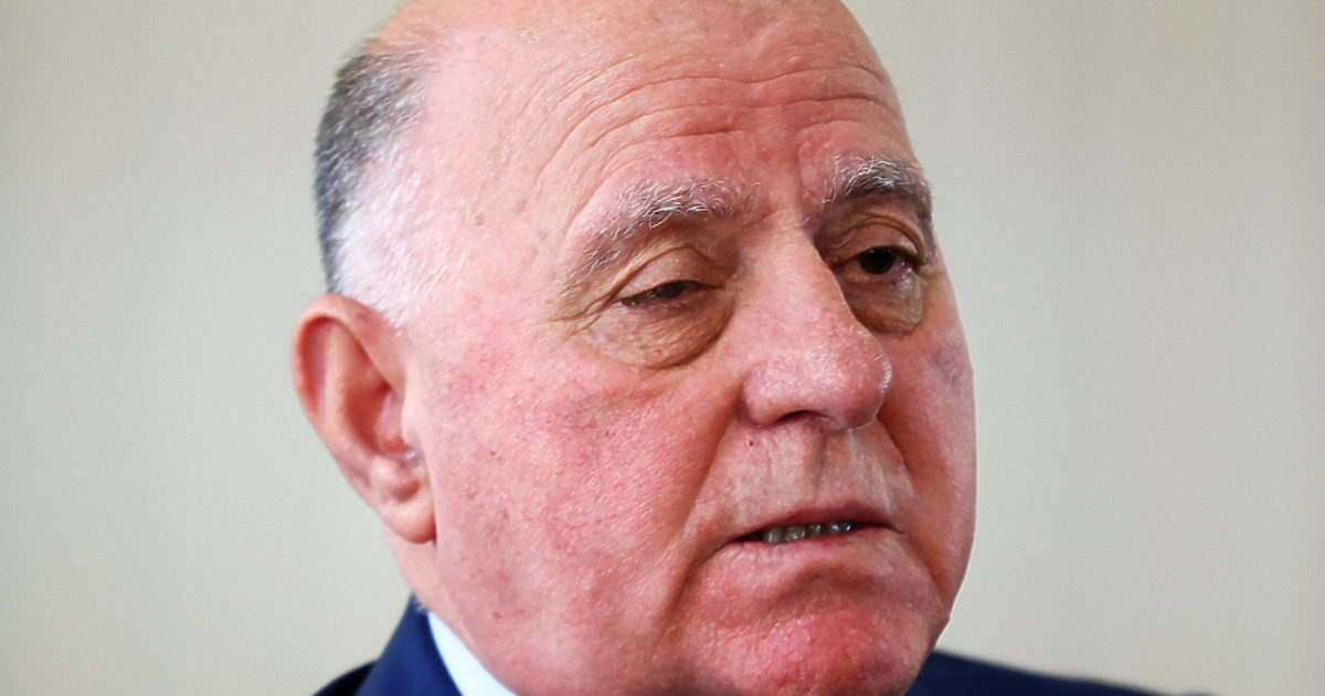 Няма еднозначно тълкуване по въпроса, дали трябва да се спре процедурата