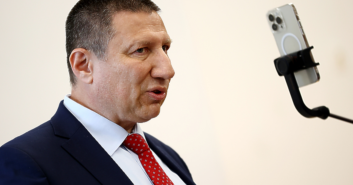 Непригоден, дискредитиран, без интегритет, избран нелигитимно от сам по себе