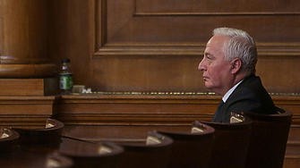 Парламентът респективно управлението подкрепено от ГЕРБ и Продължаваме промяната Демократична България