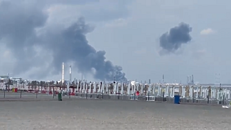 Голяма експлозия избухна в петролната рафинерия Петромидия в Нъводари Румъния съобщи