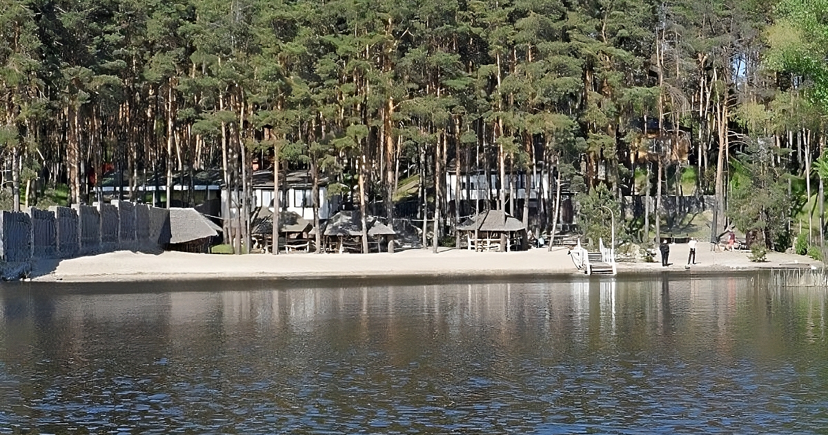 Анна Гин е журналистка и писателка, живее в украинския град Харкив. Тя