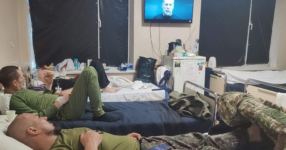 Анна Гин е журналистка и писателка, живее в украинския град Харкив. Тя