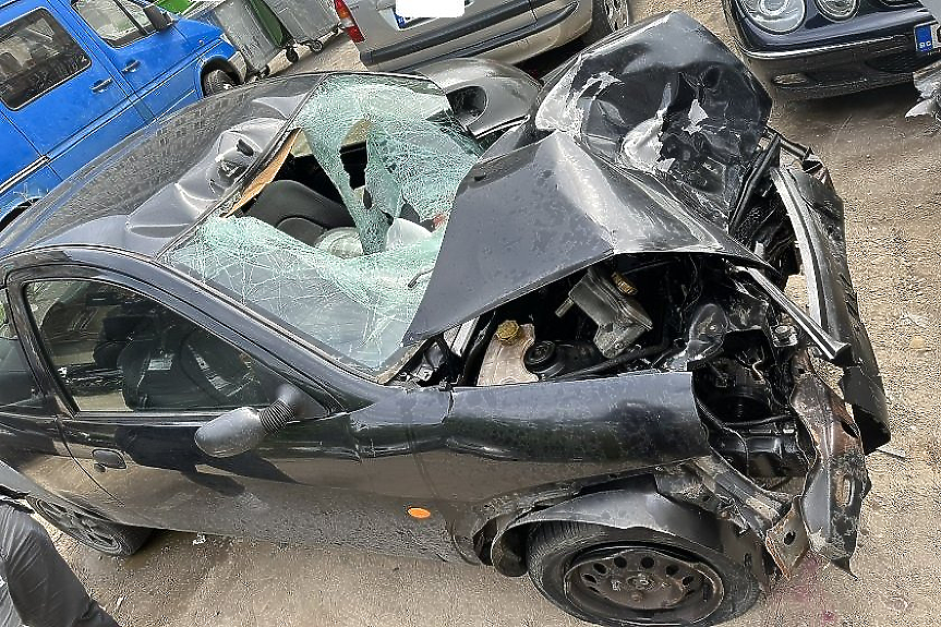 Автомобил със 7 деца катастрофира, две са загинали