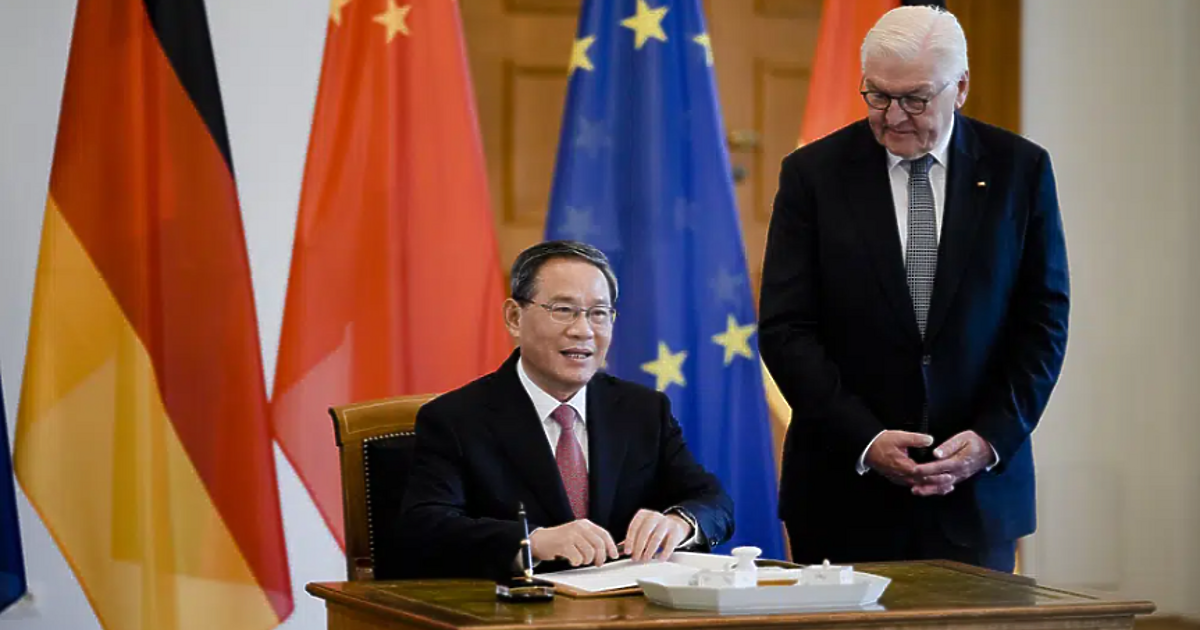 Китайският премиер Ли Цян и придружаващата го делегация от 9