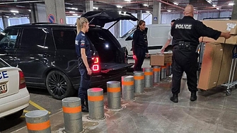 Абсурдни кадри които показват как полицай товари покупките в луксозен