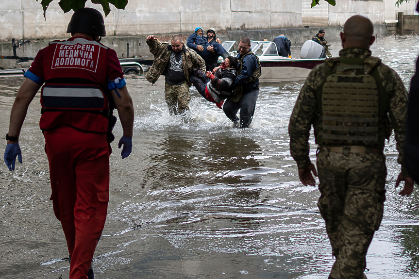 Расте броят на жертвите на наводнението от разрушения украински язовир