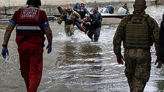 Расте броят на жертвите на наводнението от разрушения украински язовир