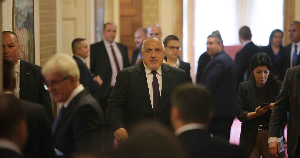 Роди се и поведе ни в борбаКат` слънце във сърцата