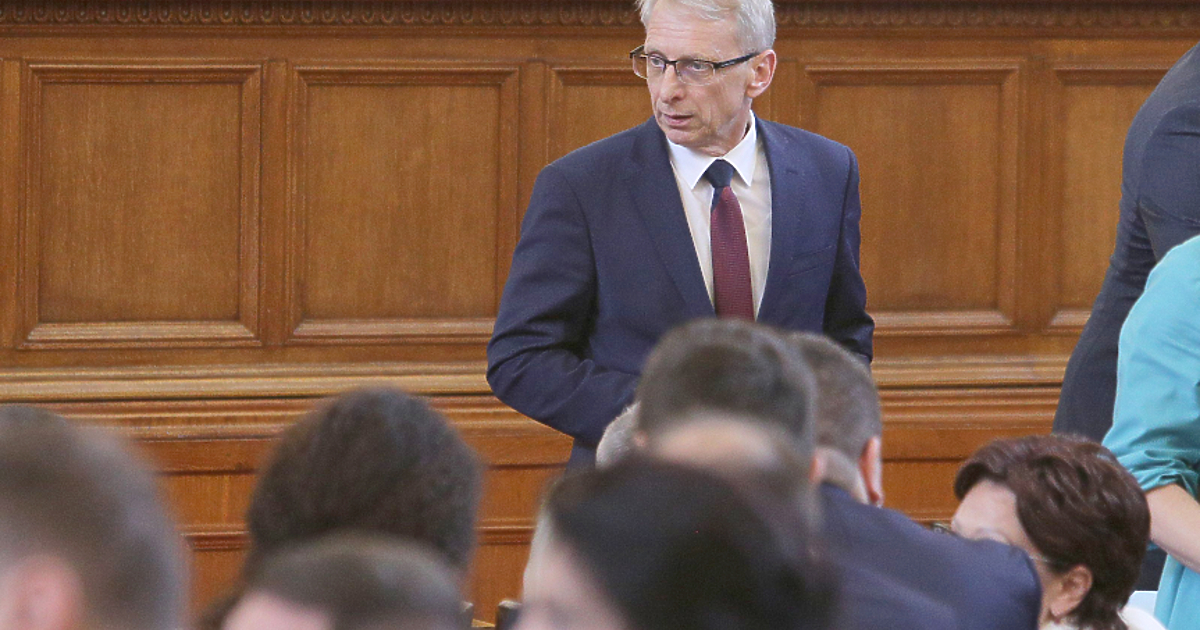 Премиерът Николай Денков видя днес връзка между промяната в поведението