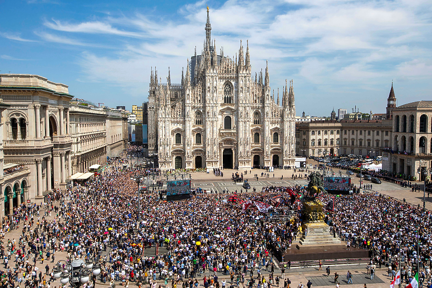 Хиляди се стичат на държавното погребение на Берлускони в Милано