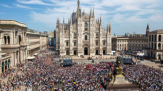 Хиляди се стичат на държавното погребение на Берлускони в Милано