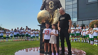 Пластика в чест на Христо Стоичков бе открита пред спортен комплекс