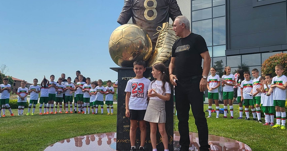 Пластика в чест на Христо Стоичков бе открита пред спортен комплекс