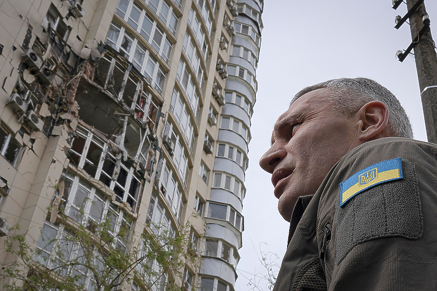 Отломки от руска ракета убиват петима души в Киев