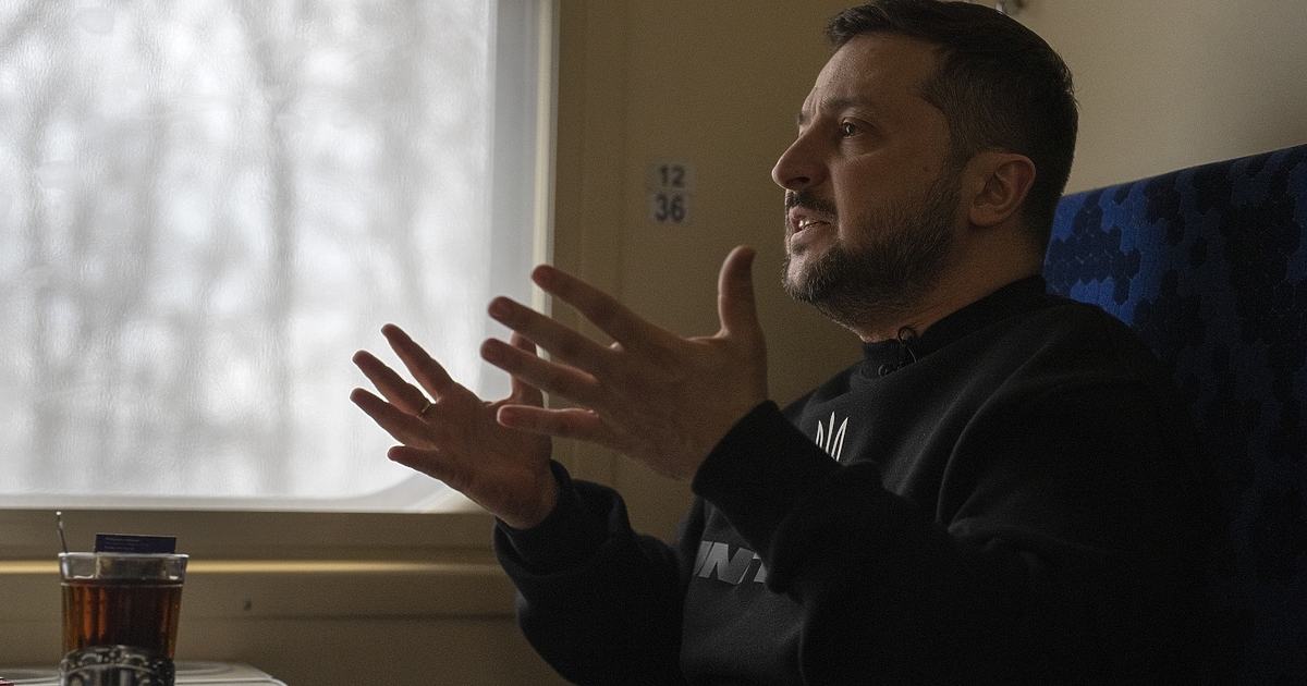 Най-малко трима души са убити и 25 са ранени при