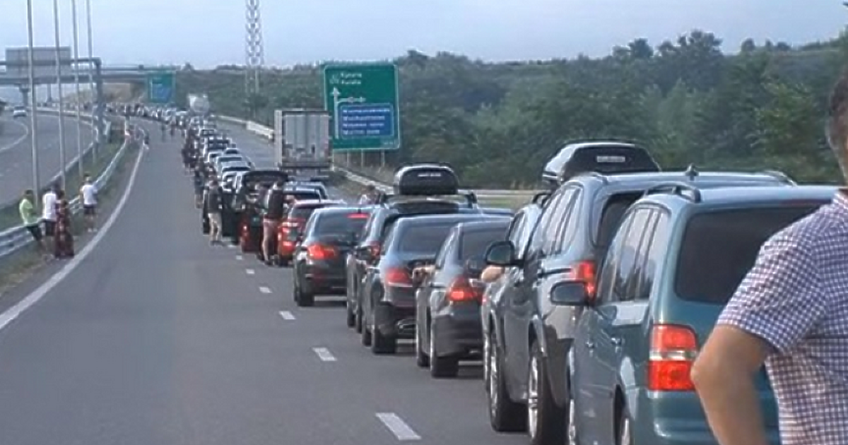 Колони от чакащи автомобили има днес на граничния пункт Маказа.