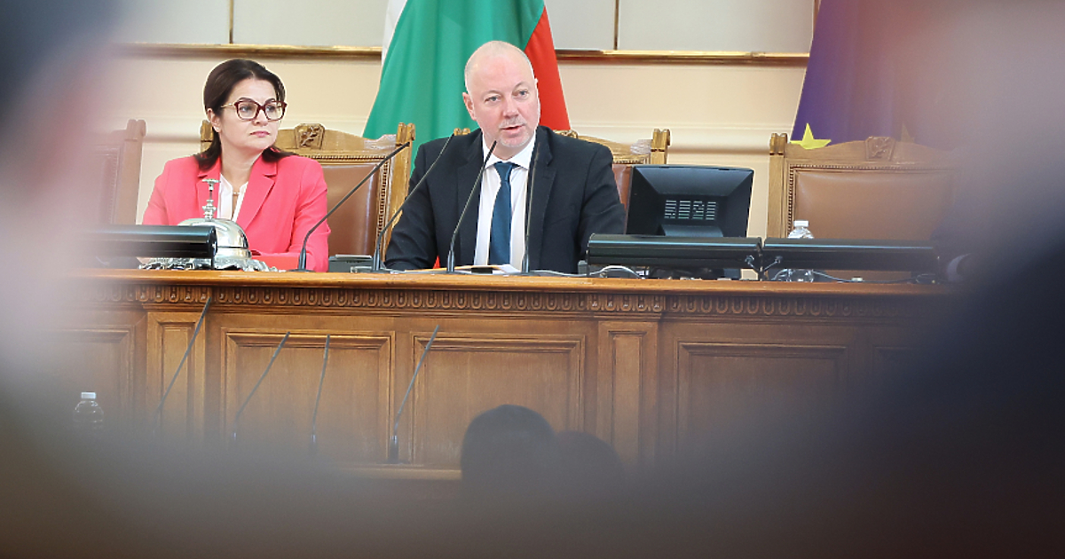 Детенце хубаво, пиленце любаво, къде под мишница с таз малка книжчица?С този рефрен