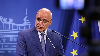 По обратния ред новият стар управител на БНБ Димитър Радев