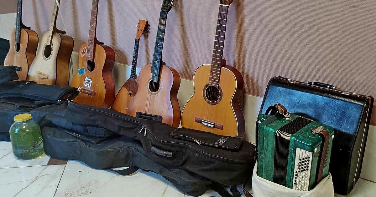 Aнна Гин е журналистка и писателка, живее в украинския град Харкив. Тя