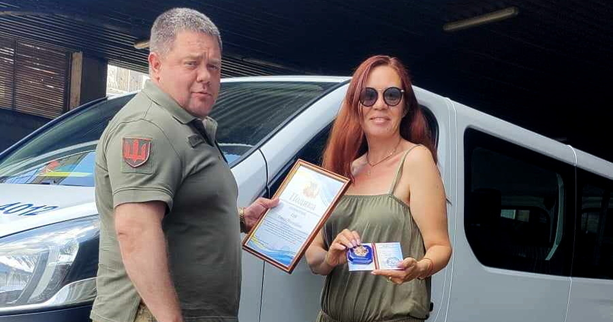 Aнна Гин е журналистка и писателка, живее в украинския град Харкив. Тя