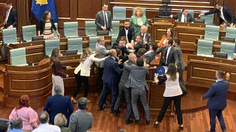Здрав бой на депутати в косовския парламент (ВИДЕО)
