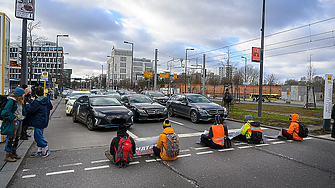 Екоактивисти блокираха летищата в Хамбург и Дюселдорф тази сутрин и