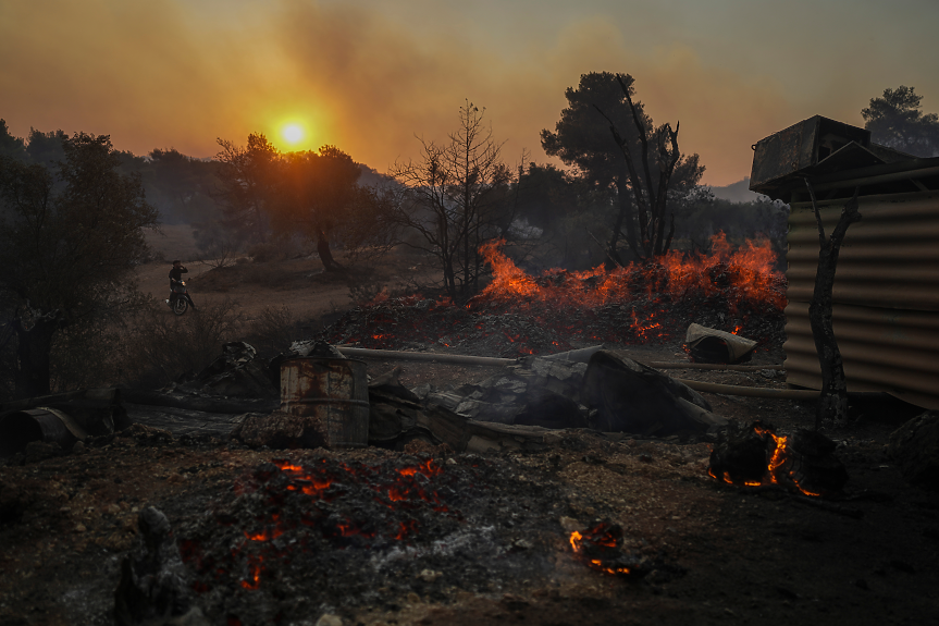 Пожари изпепелиха близо 3500 хектара в Атика. Бури в Западните Балкани