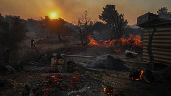 Продължаващите горски пожари в западната част на гръцката област Атика
