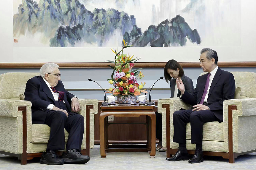 Какво прави 100-годишният Кисинджър в Пекин?