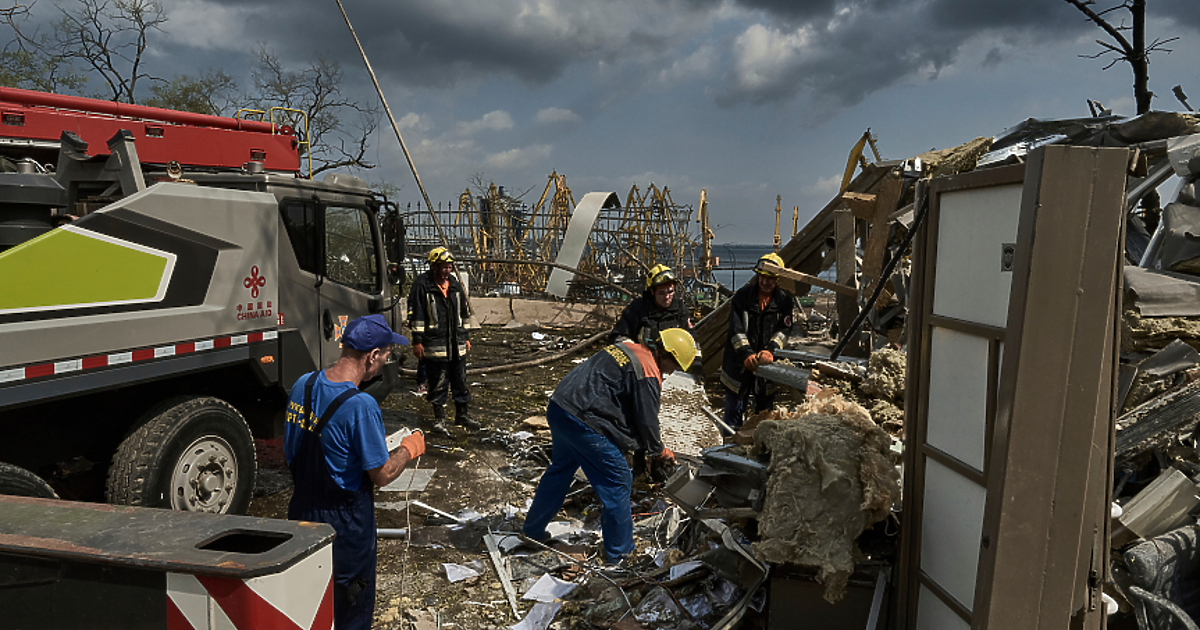 Най-малко един човек е загинал, а 18, сред които и