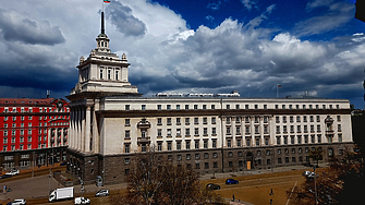 Депутатите никак не са се отказали от намерението си да