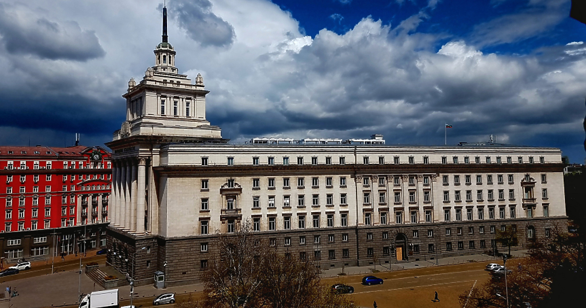 Депутатите никак не са се отказали от намерението си да