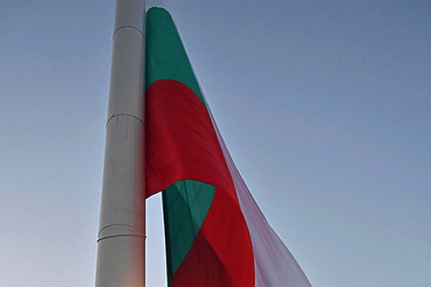 ДЕНЯТ В НЯКОЛКО РЕДА: Голямо българско знаме. Около него - малки руски знамена