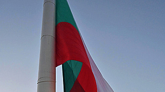 Пилонът на Рожен на който се вее огромно българско знаме