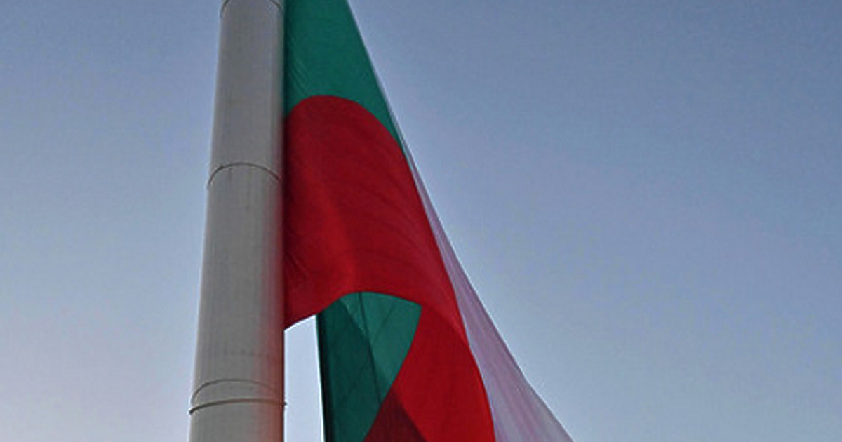 Пилонът на Рожен, на който се вее огромно българско знаме,