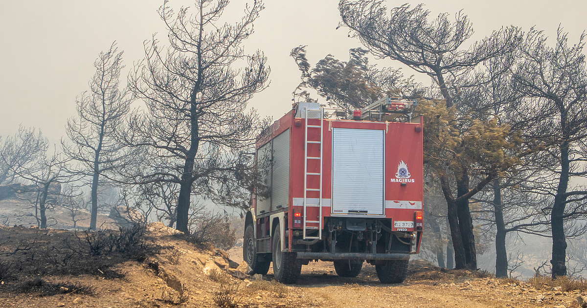 Около 2600 души от 17 селища бяха евакуирани заради горски