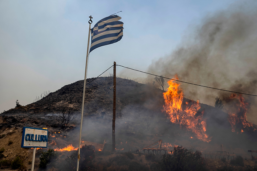 Гърция е във война - огнената стихия бушува вече седмица