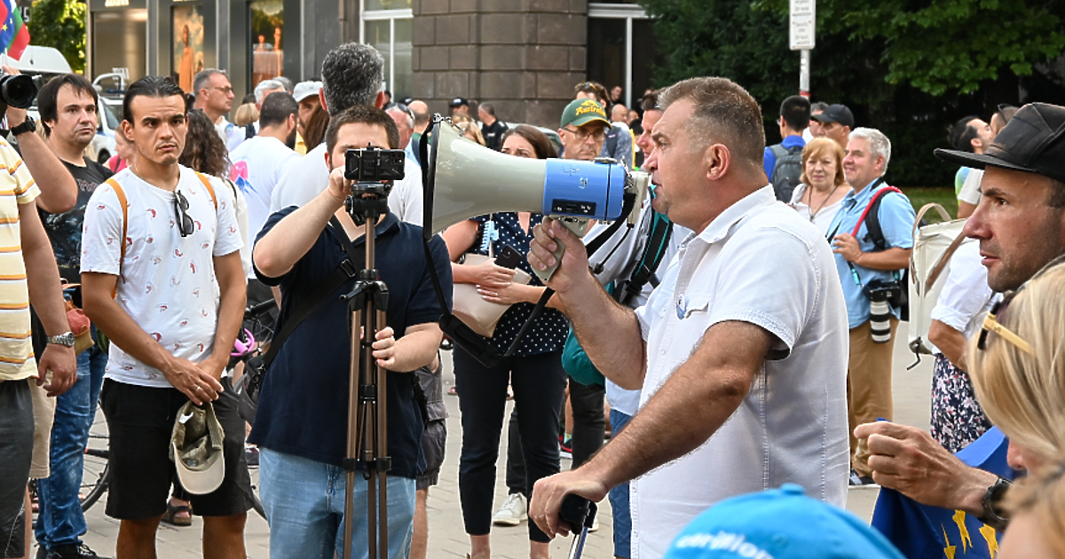 Два протеста се проведоха пред президентството в София. Едната част от