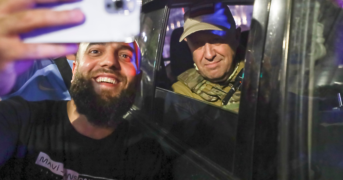 Кюлчета, оръжия, пачки с долари, паспорти и шкаф, пълен с перуки