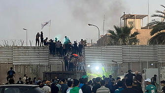 Стотици протестиращи щурмуваха рано тази сутрин шведското посолство в Багдад