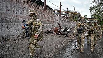В Мариупол руснаците раздават хуманитарна помощ там, където трупаха телата на цивилни