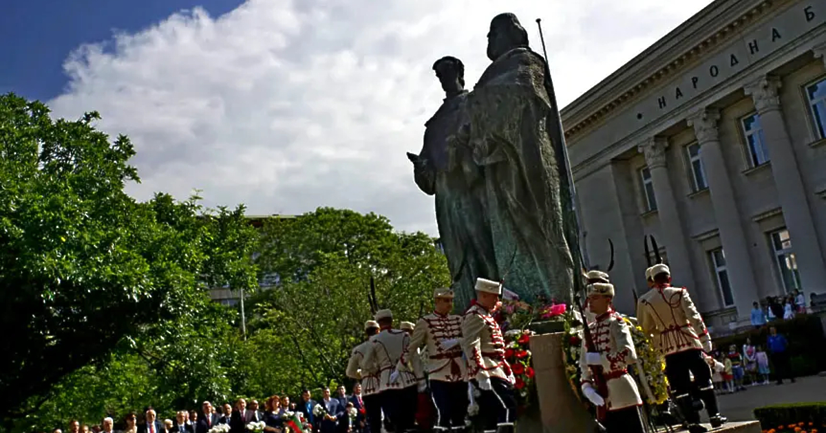 Светите братя Кирил и Методий са нашите първоучители. Те обаче