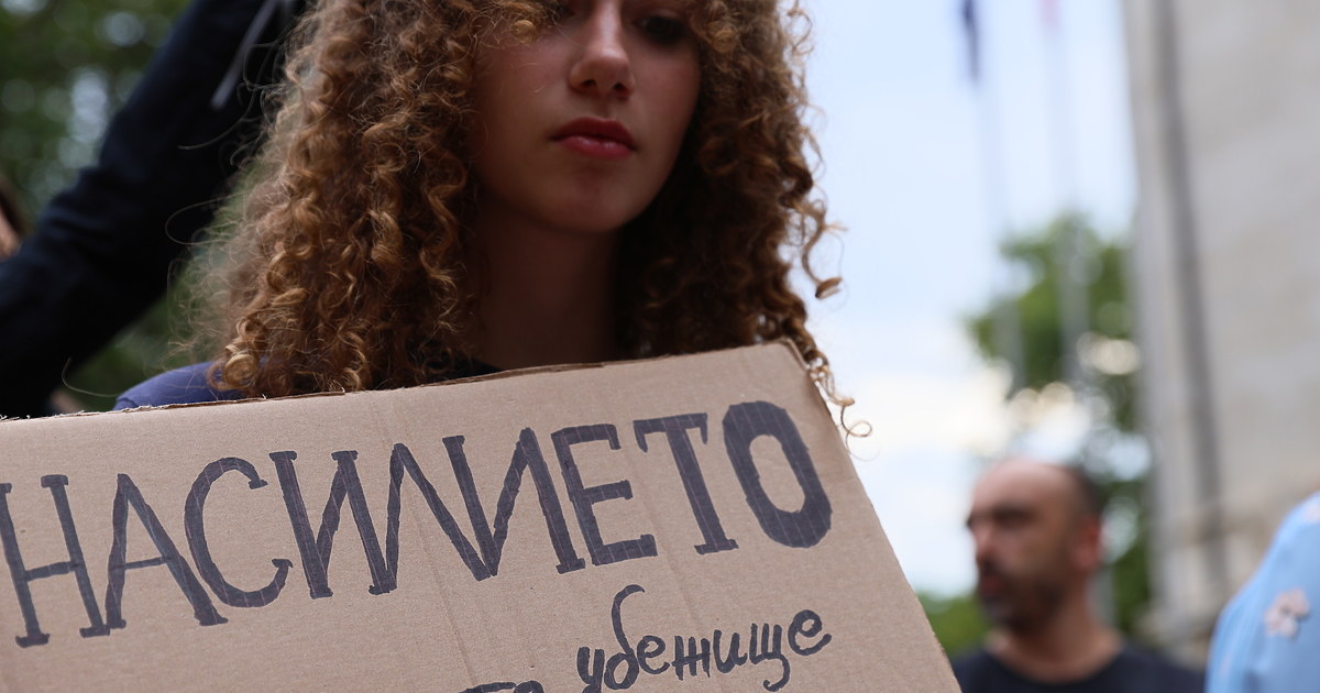 Месец след нападението над 18-годишно момиче, обезобразено с макетно ножче от