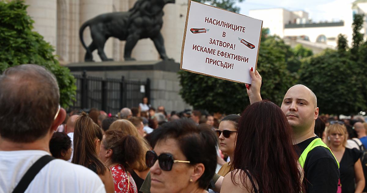 Целият екип от съдебни лекари, които трябваше да изготвят новата