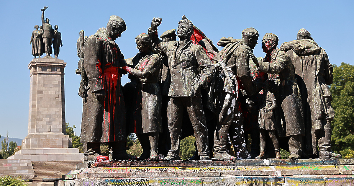 Скулптурните фигури на Паметника на съветската армия досега не са