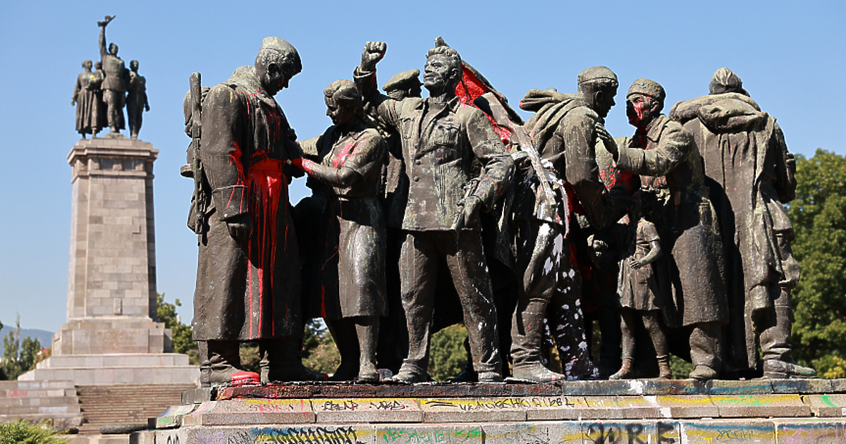 Представете си град, в който двата централни булеварда са кръстени