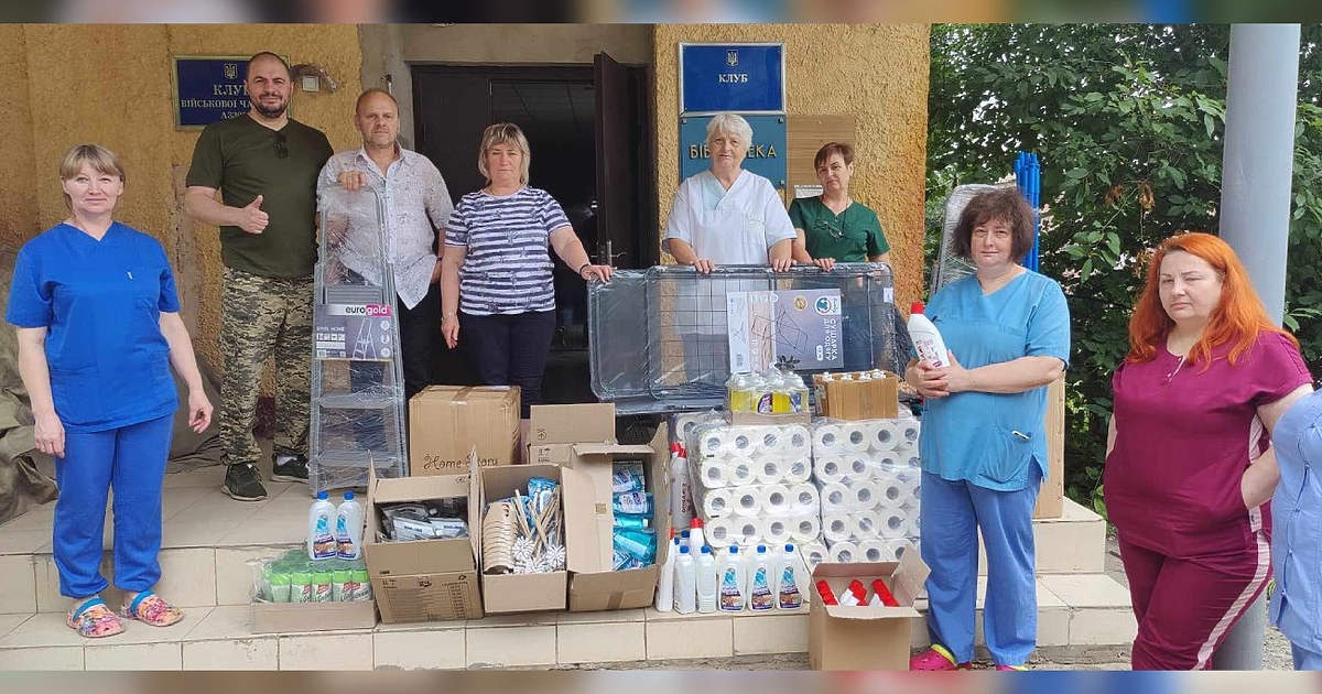 Анна Гин е журналистка и писателка, живее в украинския град Харкив. Тя