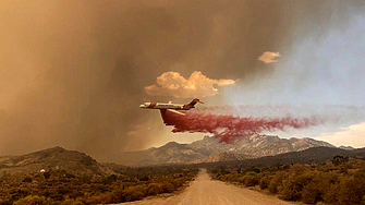 Непредсказуемите ветрове и сушата създават трудности за пожарникарите които се