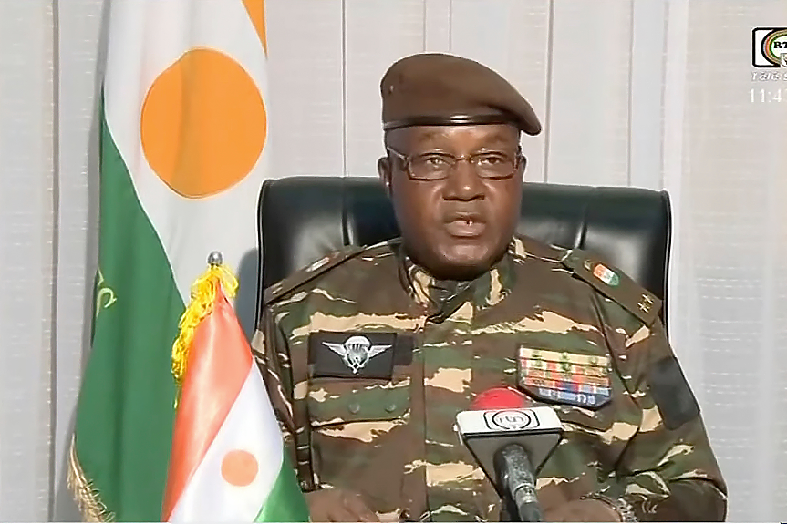 Генерал се обяви за лидер на Нигер. Привърженици на метежа веят руски знамена