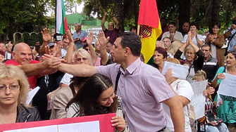 Като истински герой сред почитателите си излезе от ареста кметът